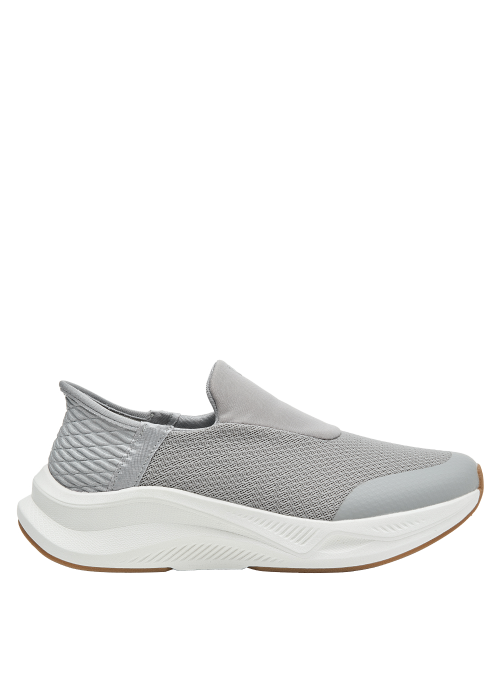 zapatilla versátil para combinar con ropa deportiva o casual