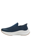 textura transpirable de zapatilla azul marino slip-on con refuerzo café en la base para estabilidad