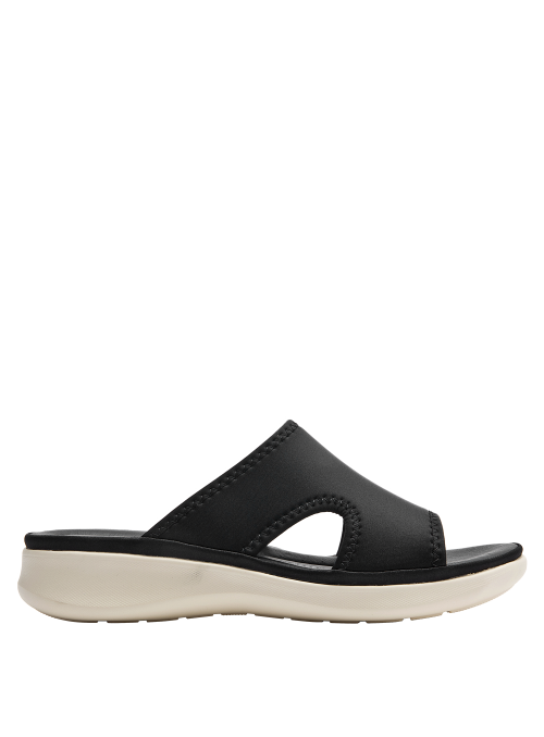 Sandalia negra deportiva de mujer, estilo casual-chic, combinable con outfits veraniegos.