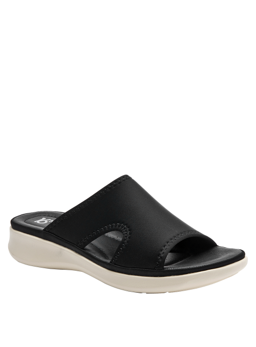 Sandalia negra deportiva de mujer, estilo casual-chic, combinable con outfits veraniegos.