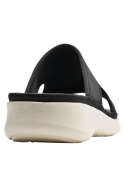 Suela blanca ergonómica en sandalia negra deportiva de mujer, ideal para caminatas largas.
