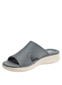 Sandalia deportiva gris de mujer con diseño minimalista, ideal para uso diario y actividades informales.