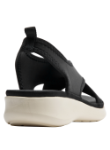 Sandalia negra de textil liso, suela alta blanca crema, perfecta para comodidad y estilo casual.