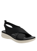 Sandalia deportiva negra de mujer con correas anchas cruzadas y suela blanca crema estilo plataforma.
