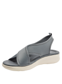 Sandalia deportiva gris oscuro para mujer con diseño contemporáneo y minimalista en textil.