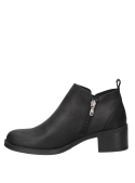 Calzado de cuero negro minimalista para mujer, ideal para estilos casuales y chic.