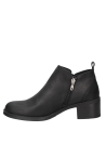 Calzado de cuero negro minimalista para mujer, ideal para estilos casuales y chic.