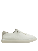 zapatilla femenina de cuero blanco con diseño minimalista y detalles modernos en gris claro