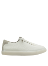 zapatilla femenina de cuero blanco con diseño minimalista y detalles modernos en gris claro