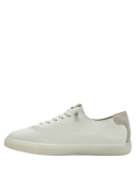 zapatilla de cuero blanco marfil para mujer con textura granulada y detalles sutiles en el talón
