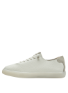 zapatilla de cuero blanco marfil para mujer con textura granulada y detalles sutiles en el talón