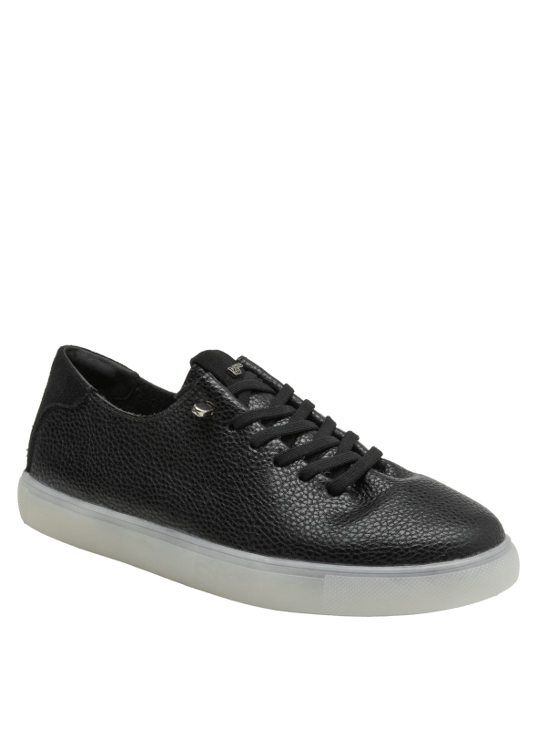 zapatilla negra de cuero texturizado para mujer, versatilidad en estilo casual y urbano