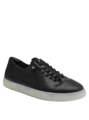 zapatilla negra de cuero texturizado para mujer, versatilidad en estilo casual y urbano