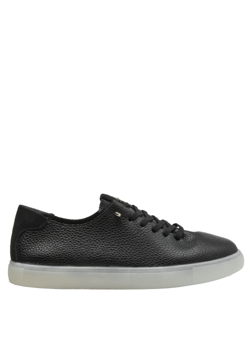 zapatilla negra de cuero texturizado para mujer, versatilidad en estilo casual y urbano