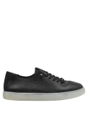 zapatilla deportiva de cuero negro para mujer, suela blanca que resalta el diseño moderno