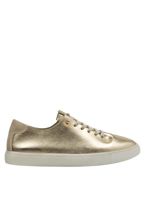 zapatilla de cuero dorada, perfecta para combinar con jeans ajustados o vestidos veraniegos