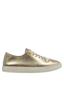 zapatilla deportiva dorada de cuero para mujer, destacando por su brillo y textura lisa
