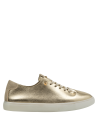zapatilla deportiva dorada de cuero para mujer, destacando por su brillo y textura lisa