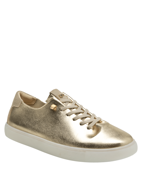 zapatilla de cuero dorada, perfecta para combinar con jeans ajustados o vestidos veraniegos