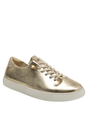zapatilla de cuero dorada, perfecta para combinar con jeans ajustados o vestidos veraniegos