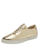 elegante zapatilla deportiva dorada de cuero con detalles mínimos y diseño moderno