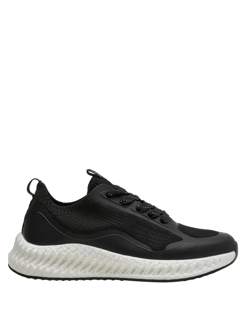 Zapatilla negra moderna con diseño minimalista, perfecta para un look urbano diario cómodo.