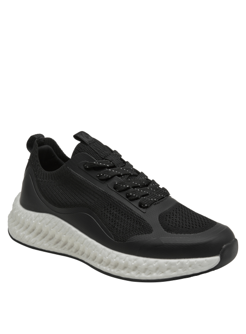 Zapatilla negra moderna con diseño minimalista, perfecta para un look urbano diario cómodo.