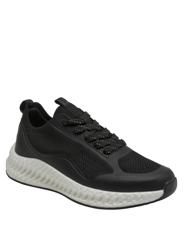 Zapatilla negra moderna con diseño minimalista, perfecta para un look urbano diario cómodo.