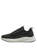 Zapatilla negra con cordones negros y detalles blancos, suela blanca gruesa y texturizada.