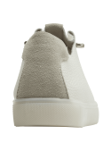zapatilla blanca de cuero granulada para mujer con detalles en gris claro y cordones a juego