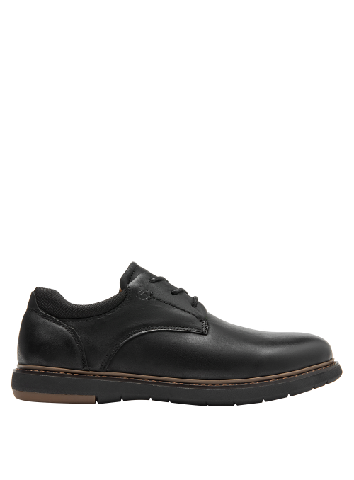 Elegante zapato de cuero negro, superficie lisa y sofisticada, adecuado para eventos profesionales.