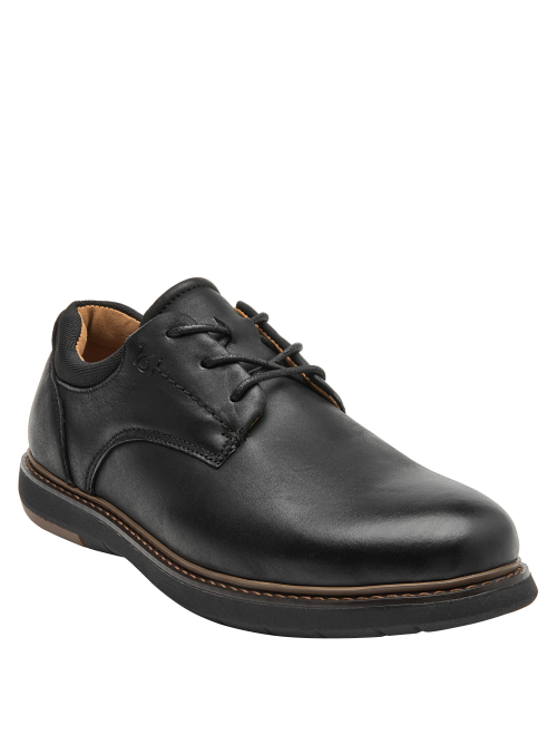 Elegante zapato de cuero negro, superficie lisa y sofisticada, adecuado para eventos profesionales.