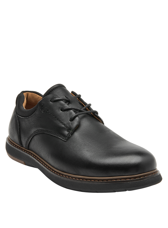 Elegante zapato de cuero negro, superficie lisa y sofisticada, adecuado para eventos profesionales.
