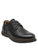 Elegante zapato de cuero negro, superficie lisa y sofisticada, adecuado para eventos profesionales.