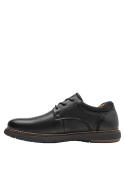 Zapato de hombre en cuero negro, estilo casual y versátil, perfecto para combinar con trajes oscuros.