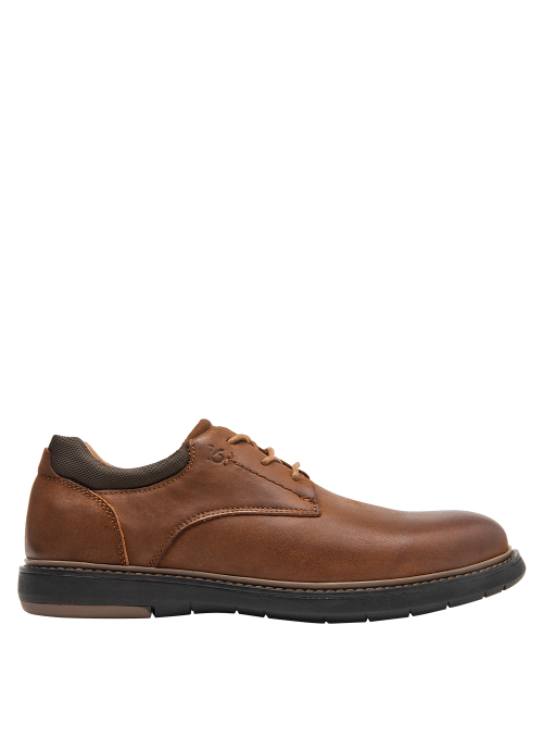 Vista del zapato camel mostrando su textura suave y color uniforme, adecuado para un look smart-casual.