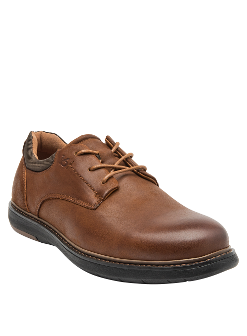 Vista del zapato camel mostrando su textura suave y color uniforme, adecuado para un look smart-casual.