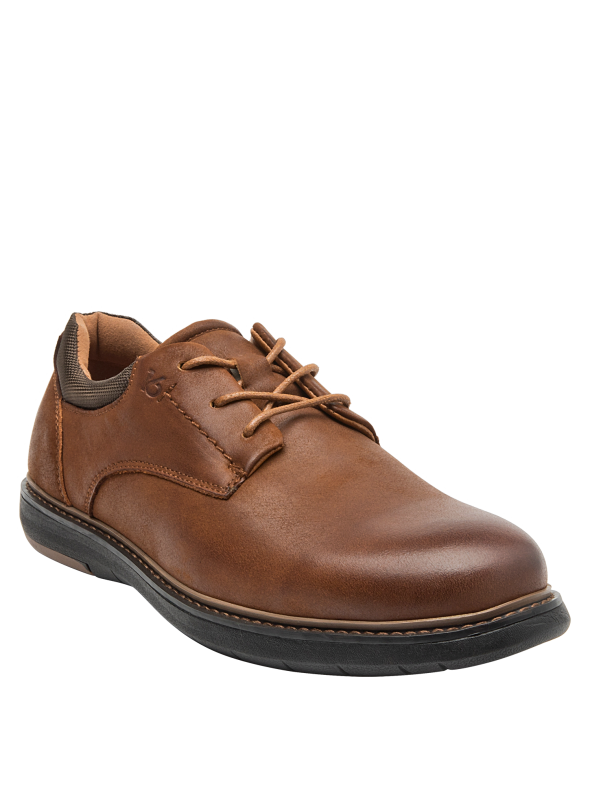 Vista del zapato camel mostrando su textura suave y color uniforme, adecuado para un look smart-casual.