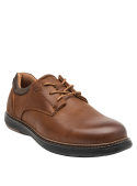 Vista del zapato camel mostrando su textura suave y color uniforme, adecuado para un look smart-casual.