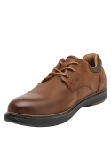 Detalle de costura visible en zapato de cuero camel, estilo sobrio y versátil para diversas ocasiones.