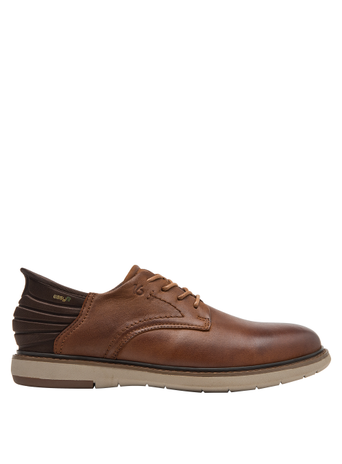 Diseño elegante de zapato camel con suela beige y costuras decorativas para hombre.