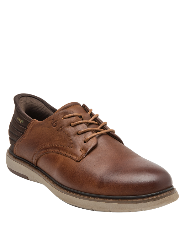 Diseño elegante de zapato camel con suela beige y costuras decorativas para hombre.
