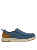 zapatilla casual azul con parche café en el talón y textura resistente