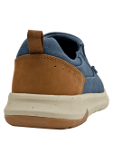 cómoda zapatilla casual azul profundo con suela beige moteada