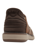 Detalle de costuras visibles en zapato camel de cuero liso, estilo casual masculino.
