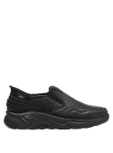 zapatilla negra de cuero para hombre, ideal para combinar con jeans o pantalones formales relajados
