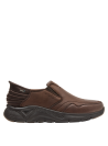 zapatilla de cuero café combina con estilos casuales y semi-formales