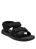 Sandalia negra sintética de hombre, versátil para combinar con ropa casual en paseos urbanos.