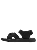 Sandalia negra masculina con perforaciones laterales para ventilación, ideal para actividades al aire libre.