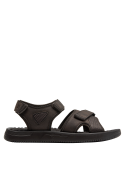 Sandalia de hombre café oscuro, perfecta para paseos urbanos y actividades al aire libre.